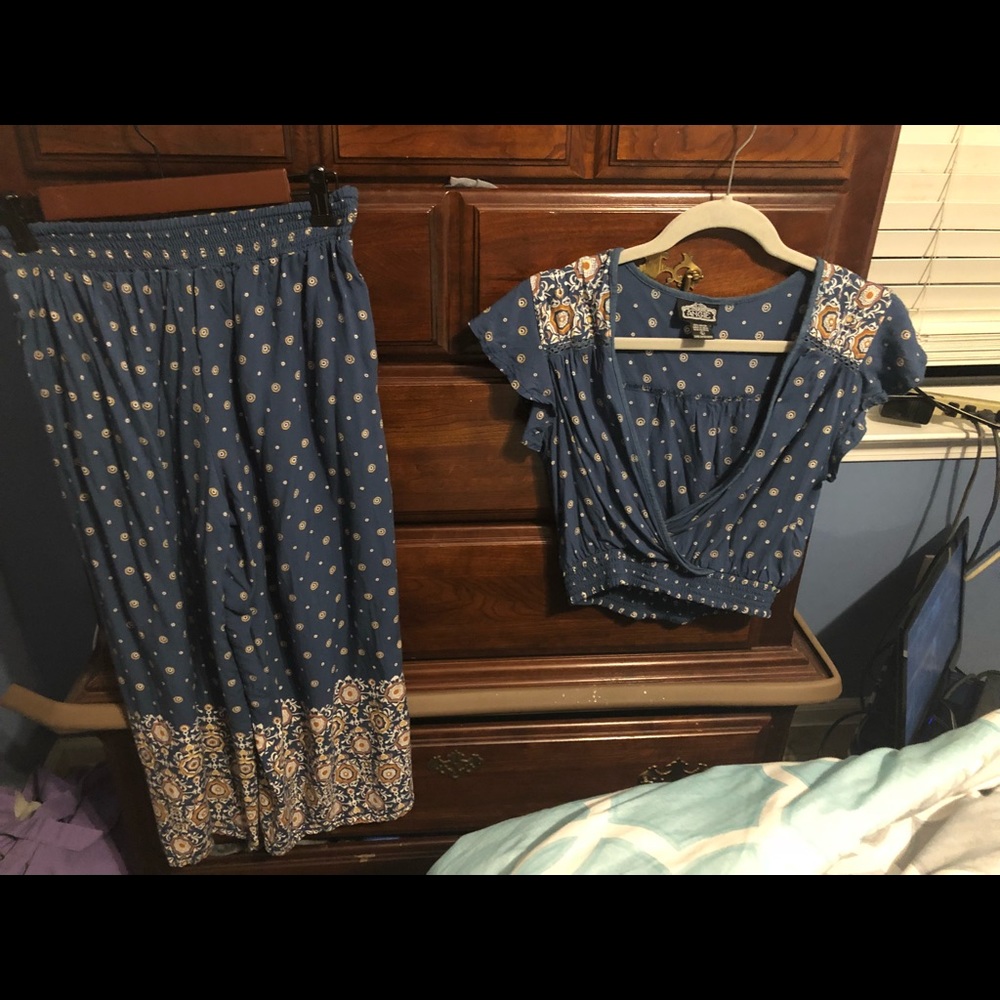 Crop top and loose pants outfit